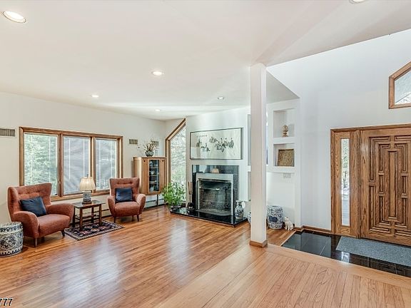 5th image of 15 Mountain Spring Dr