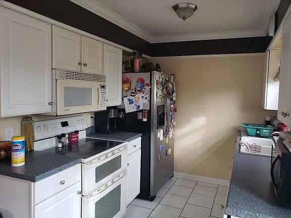 4th image of 25 Thatcher Ave
