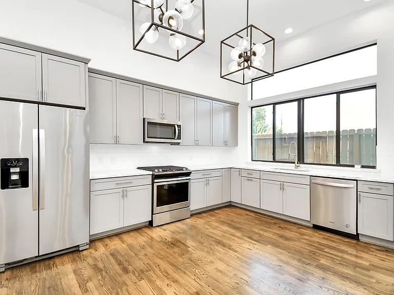 732 W 22nd St #A — Photo 11