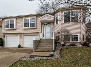 6821 Cresthill Dr, Davenport, IA 52806
