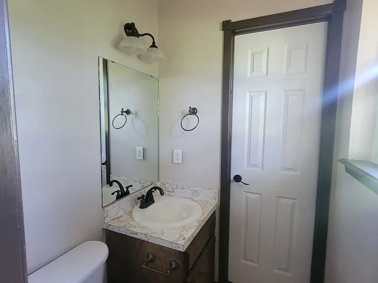 102 NE English St — Photo 11