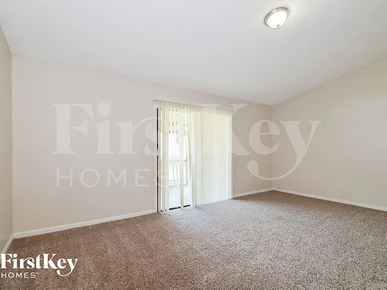 122 Barrington Dr — Photo 4