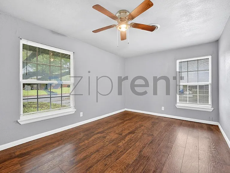 2332 Grandview Dr — Photo 4