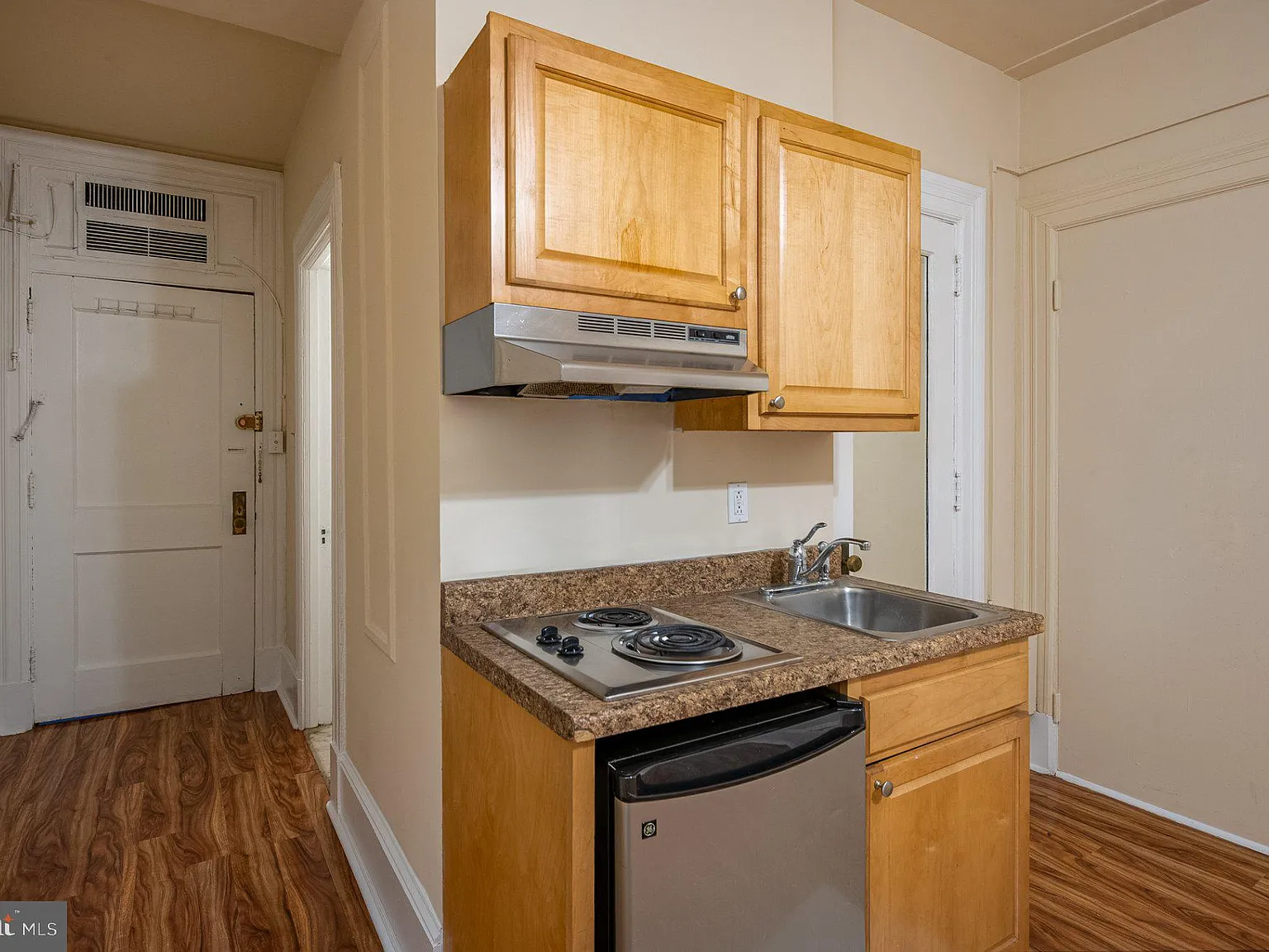 Studio, 1.0 bath, 323 sqft, $1,075 — Photo 4