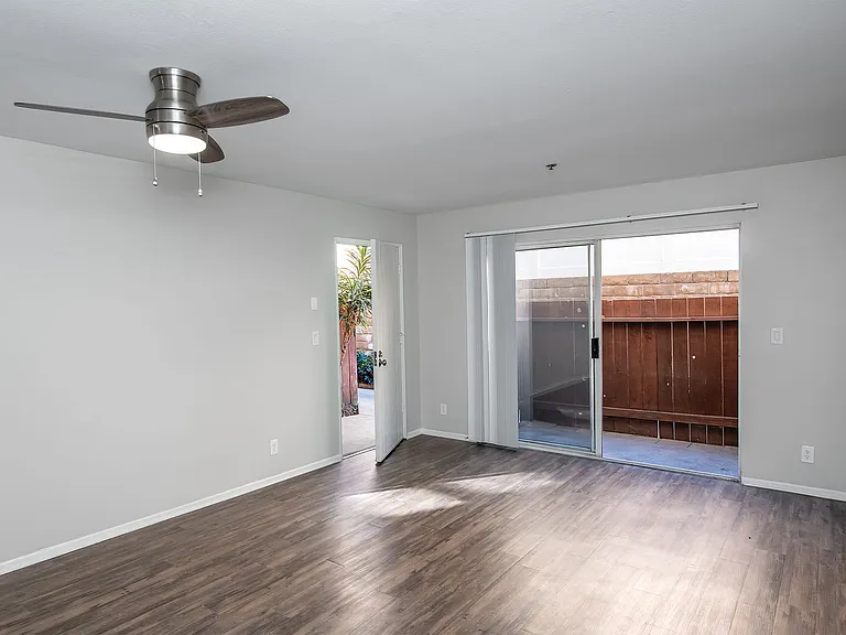 6438 Vineland Ave — Photo 9