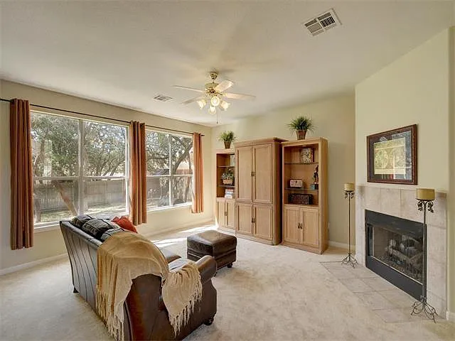 4 bed, 3.5 bath, 3181 sqft, $2,300 — Photo 3