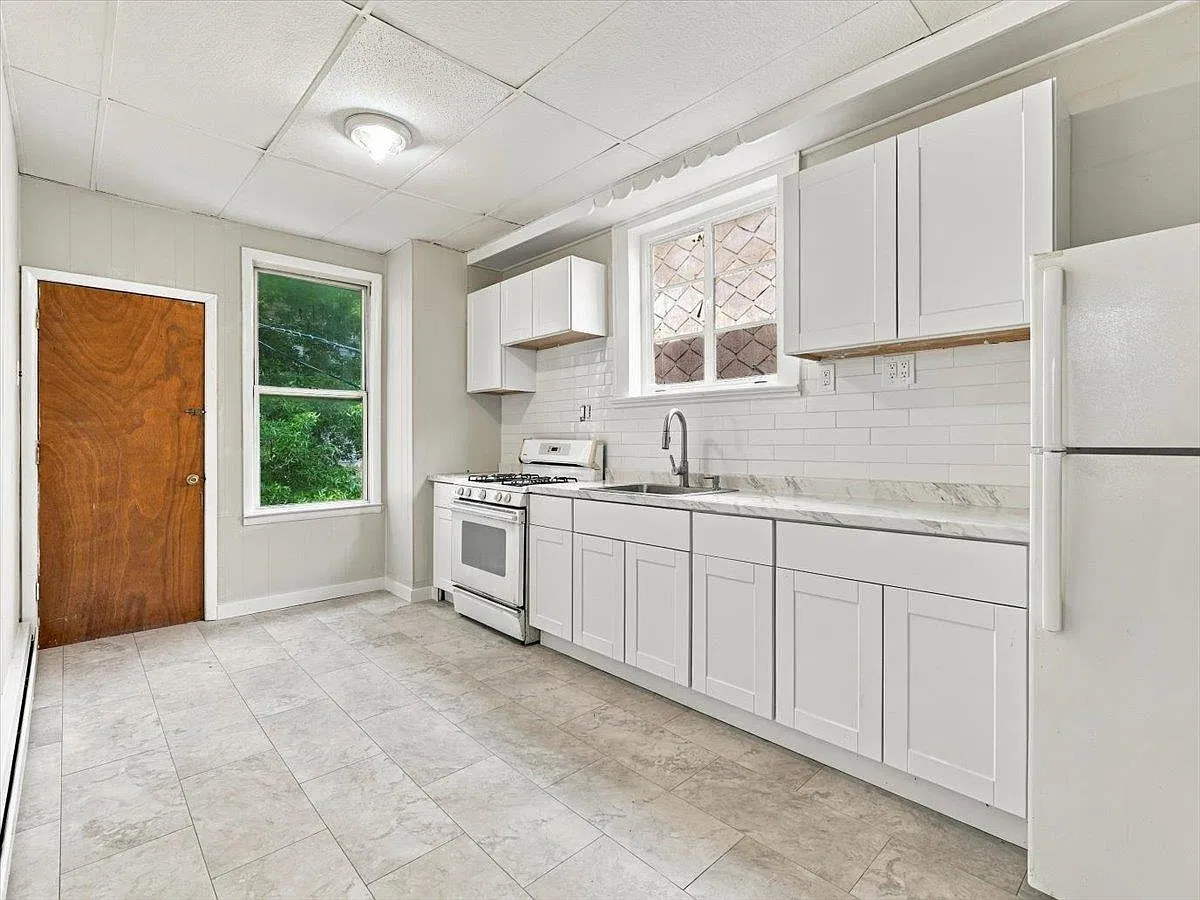 3 bed, 1.0 bath, $2,950 — Photo 3