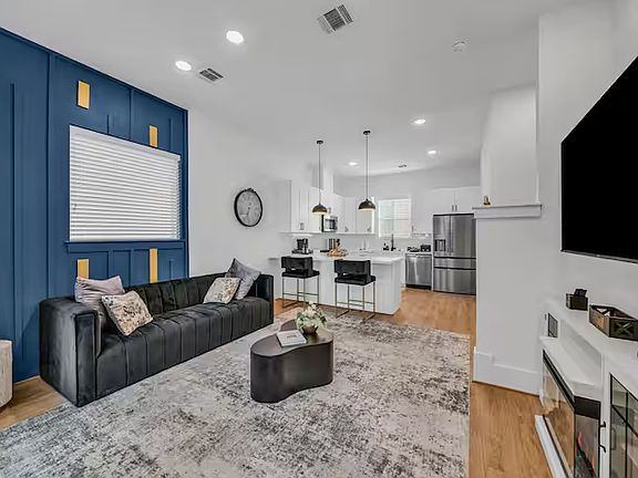 4th image of 3419 Yellowstone Blvd #3