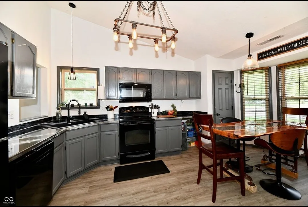 3 bed, 1252 sqft, $1,850 — Photo 4
