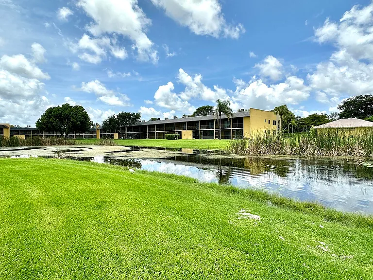 1632 Meadows Cir W — Photo 10