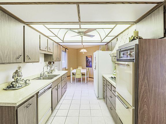 2nd image of 10657 W Loma Blanca Dr