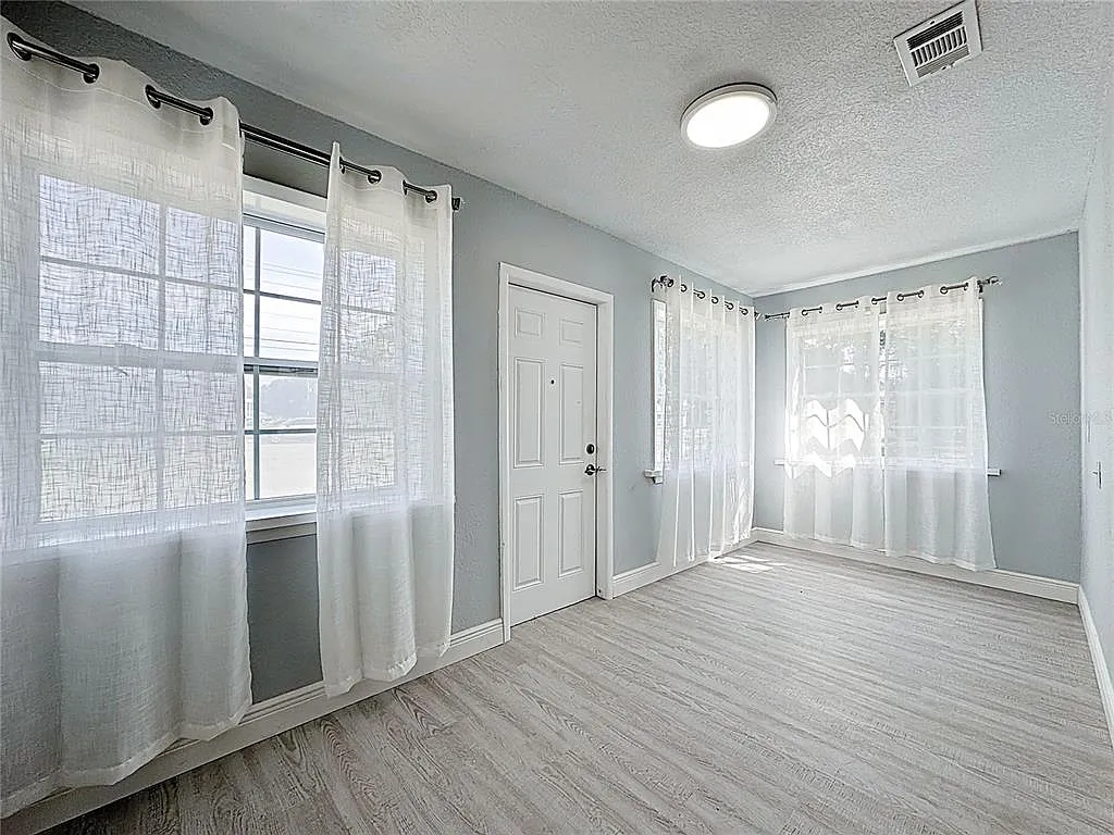 3 bed, 1.0 bath, 1364 sqft, $1,999 — Photo 3