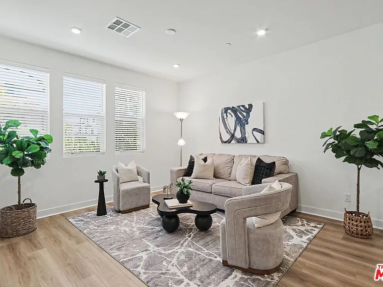 126 Hazel Dr — Photo 1