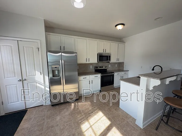 912 Custom Oak Ln — Photo 5