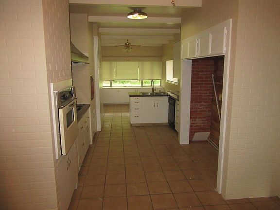 5th image of 818 S Leggett Dr