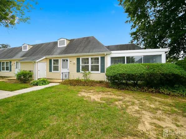 161 Pelham Ln #E, Monroe Township, NJ 08831