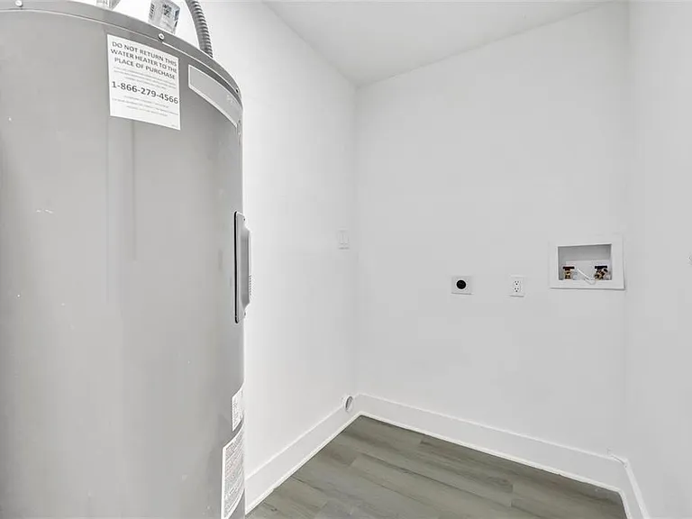 920 Lockhart St — Photo 6