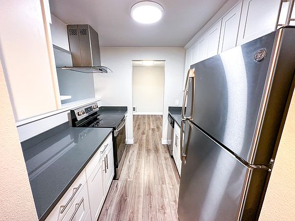 5th image of 9100 Roosevelt Way NE #202