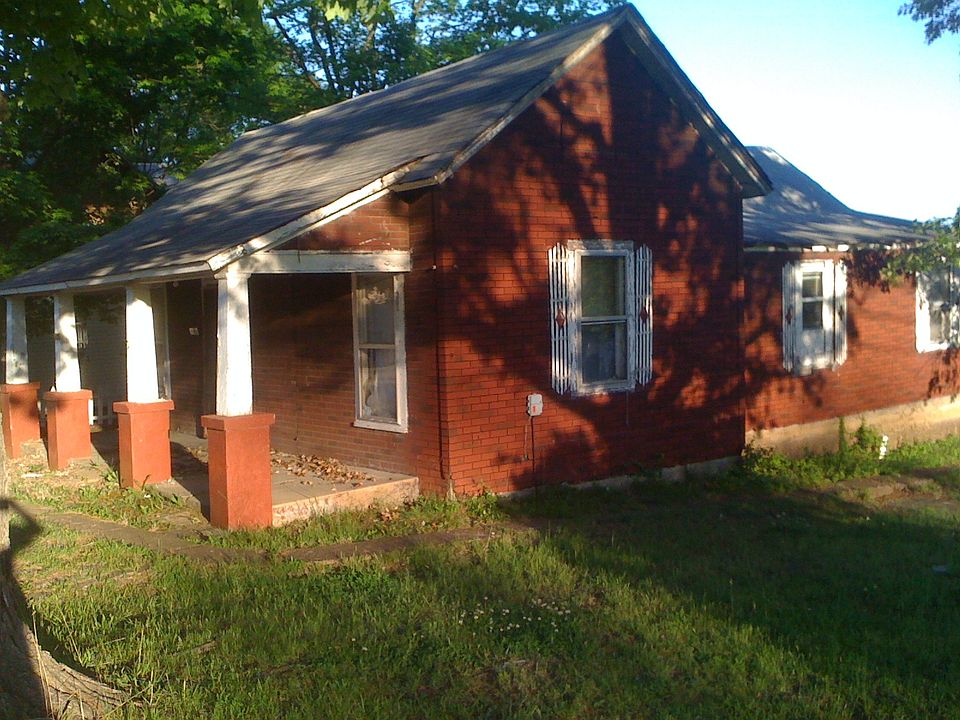 2nd image of 204 E 9th St