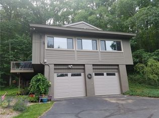 36 Crestview Dr, Woodbridge, CT 06525
