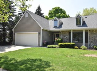 W52N105 Pioneer Ct, Cedarburg, WI 53012