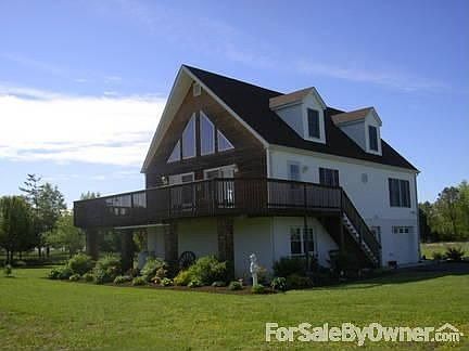 Single bay garage on bottom right : Garage opens directly into the basement.
