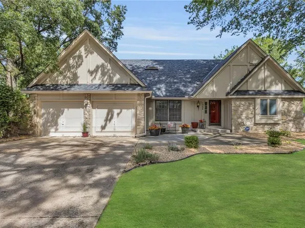 1304 NW Deer Run Trl, Blue Springs, MO 64015