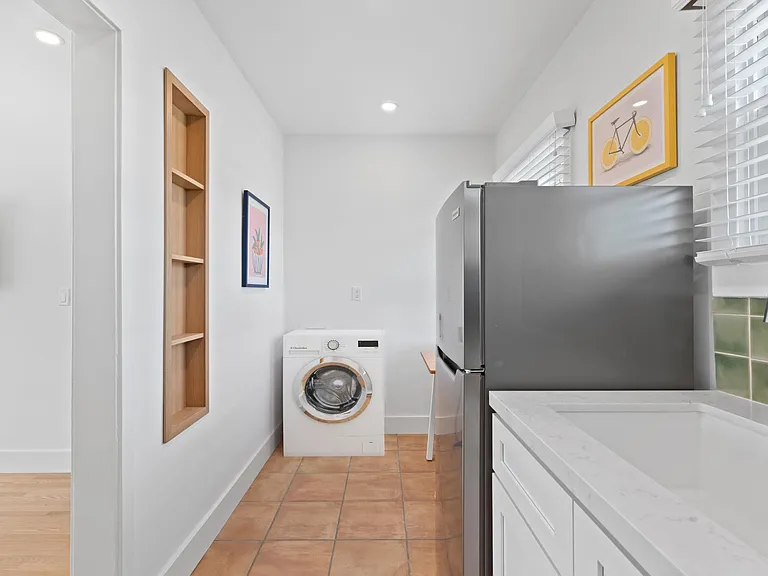 1020 1/2 Carol Dr — Photo 8