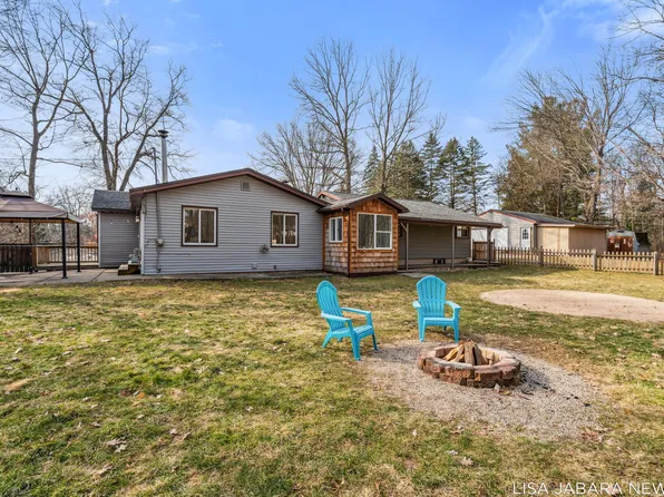 165 Mabel St NW, Comstock Park, MI 49321