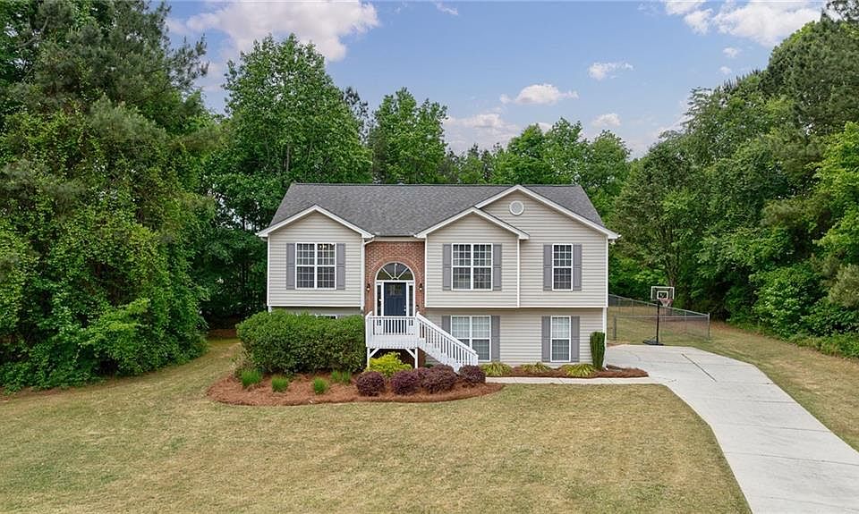 1st image of 136 Silverstone Cir