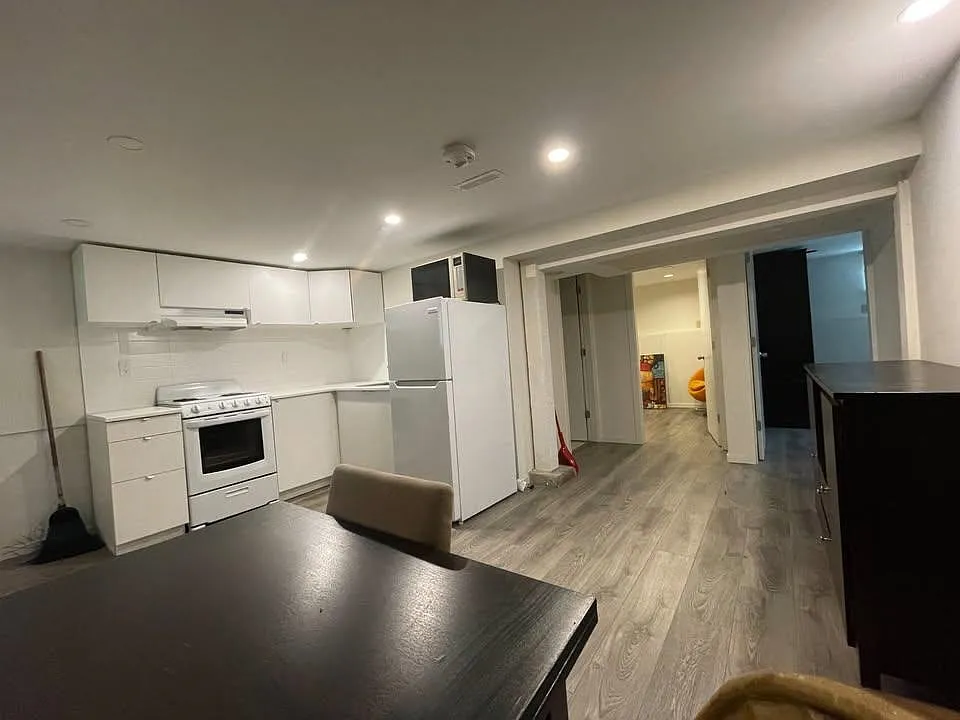 3 bed, 950 sqft, $3,000 — Photo 3