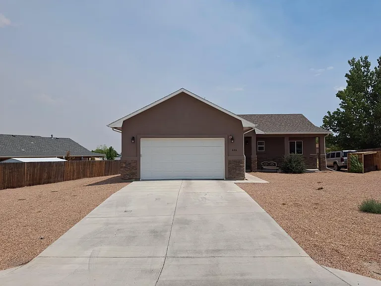 646 S Bond Dr E — Photo 2