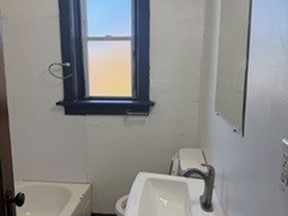 5th image of 3517-3543 Bingham Ave #206