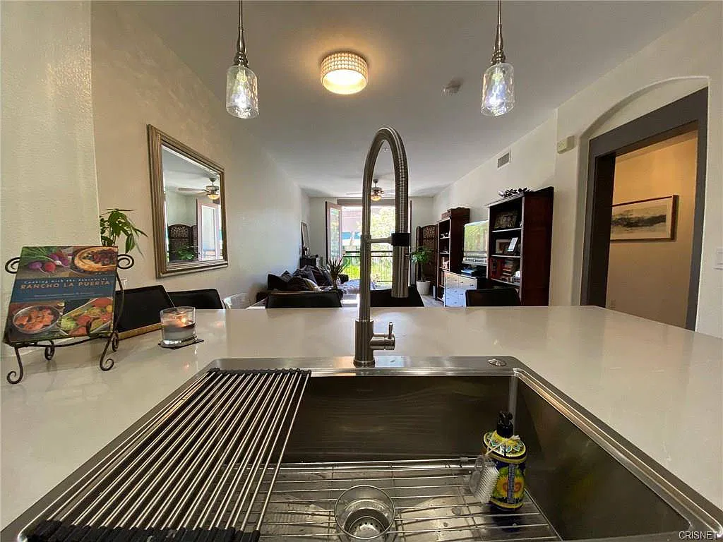 1 bed, 810 sqft, $2,295 — Photo 4
