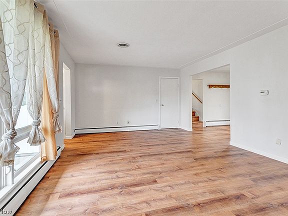 4th image of 165 Woodhill Dr