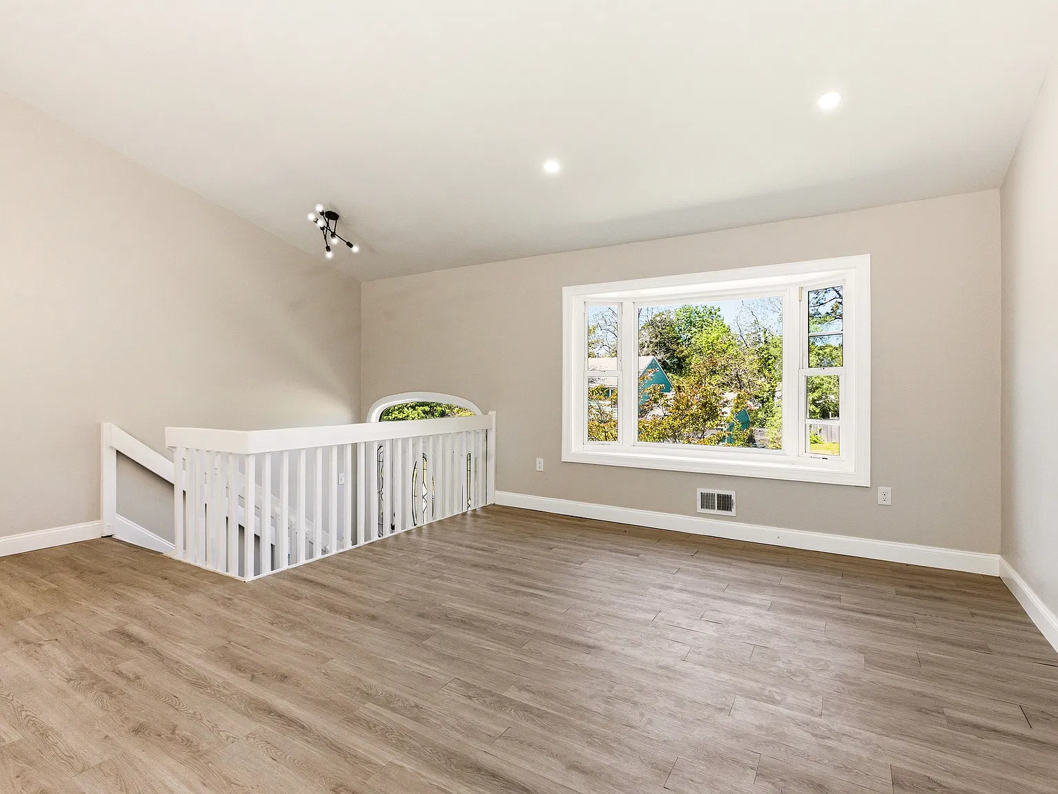 4 bed, 1774 sqft, $3,995 — Photo 2