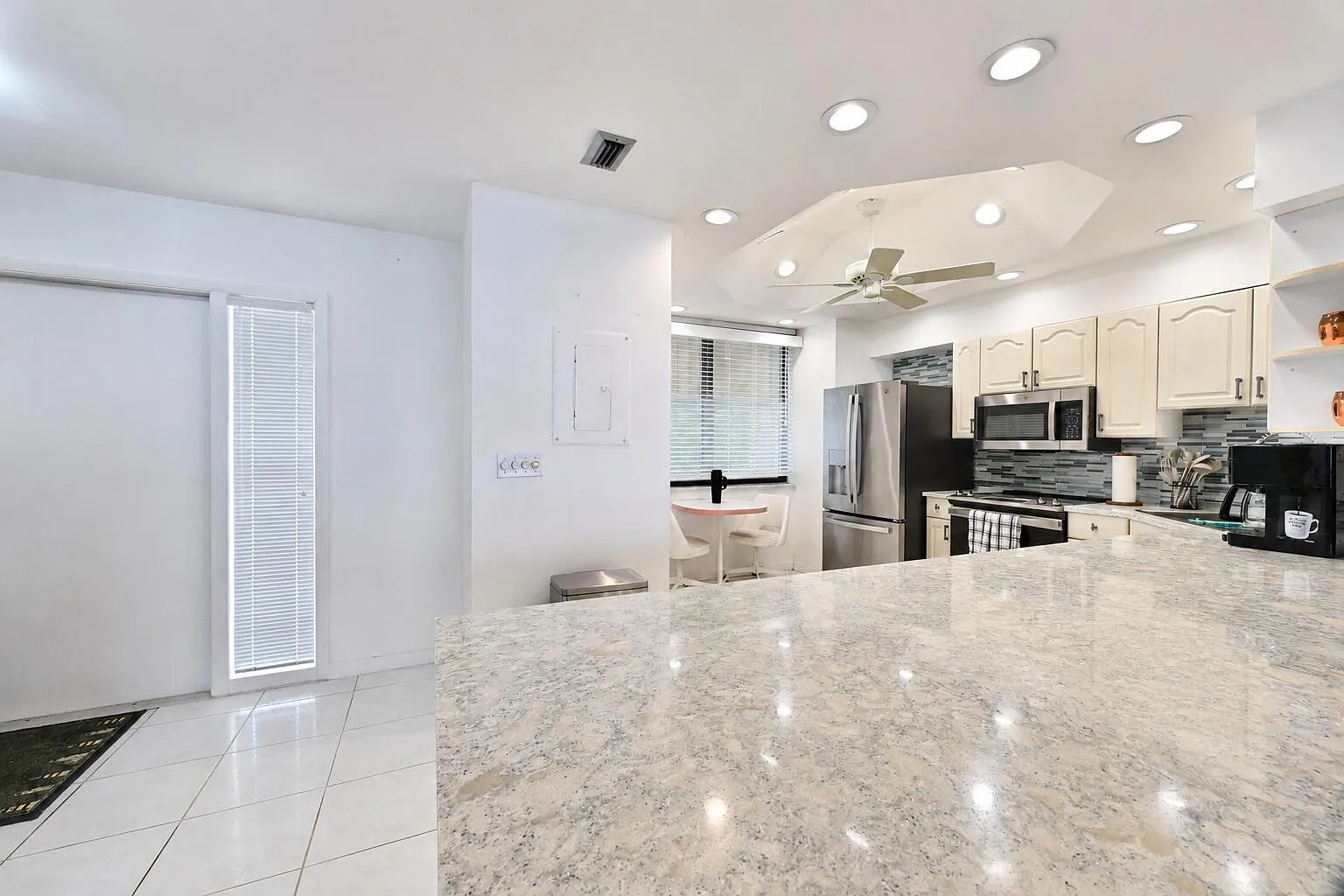 2 bed, 2.0 bath, 1421 sqft, $6,000 — Photo 4