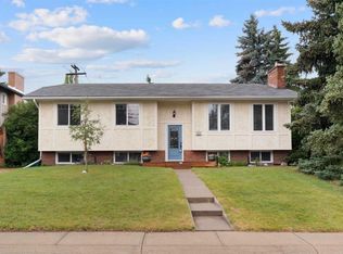 195 E Lake Wapta Rise SE, Calgary, AB T2J 2N4