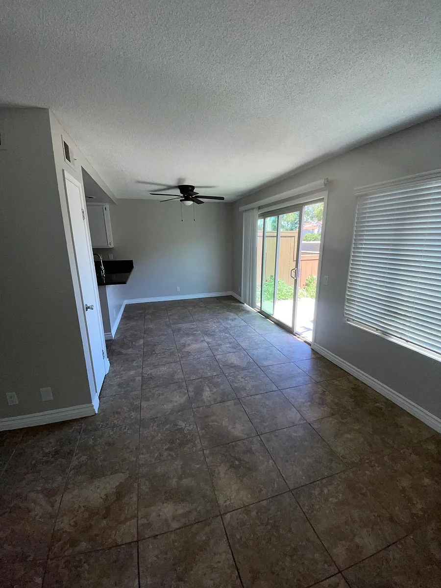Building Photo - 1112 S Cypress Ave #48