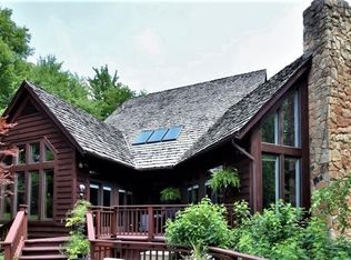 825 Sun Ridge Ln, Chagrin Falls, OH 44022