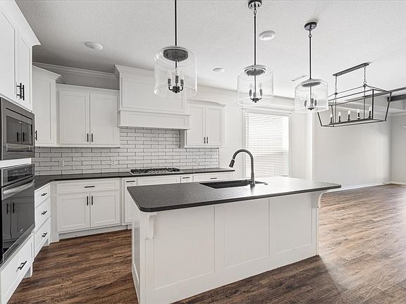 4th image of 1020 Leigh St