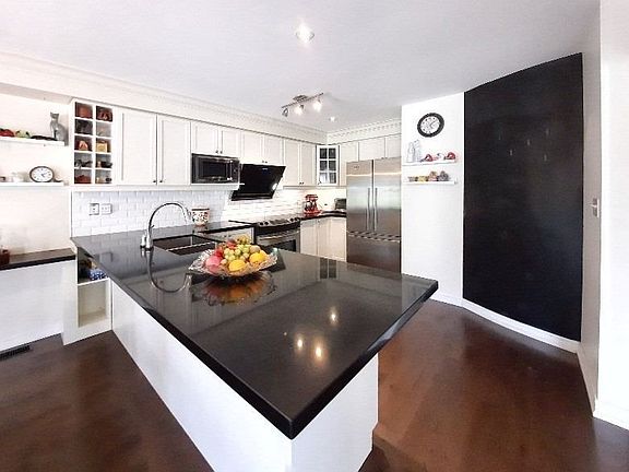 3rd image of 56 Vinifera Dr