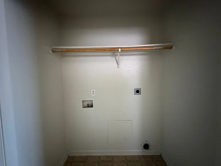 1106 Lansberry Ct — Photo 9