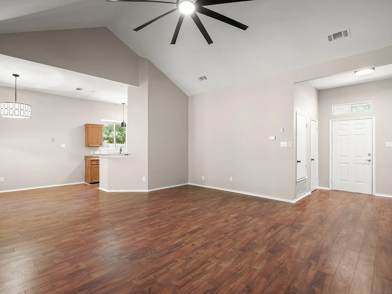 3 bed, 2.0 bath, 1305 sqft, $2,200 — Photo 2