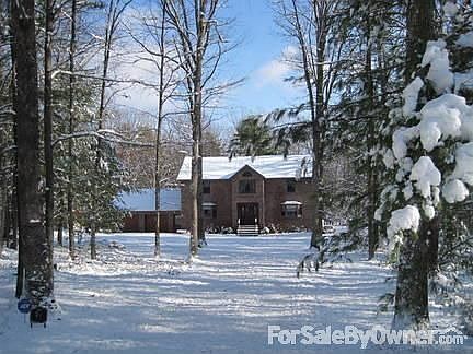 Flat Grassy Backyard
						:
						Perfect for lawn games, pool or tennis court
