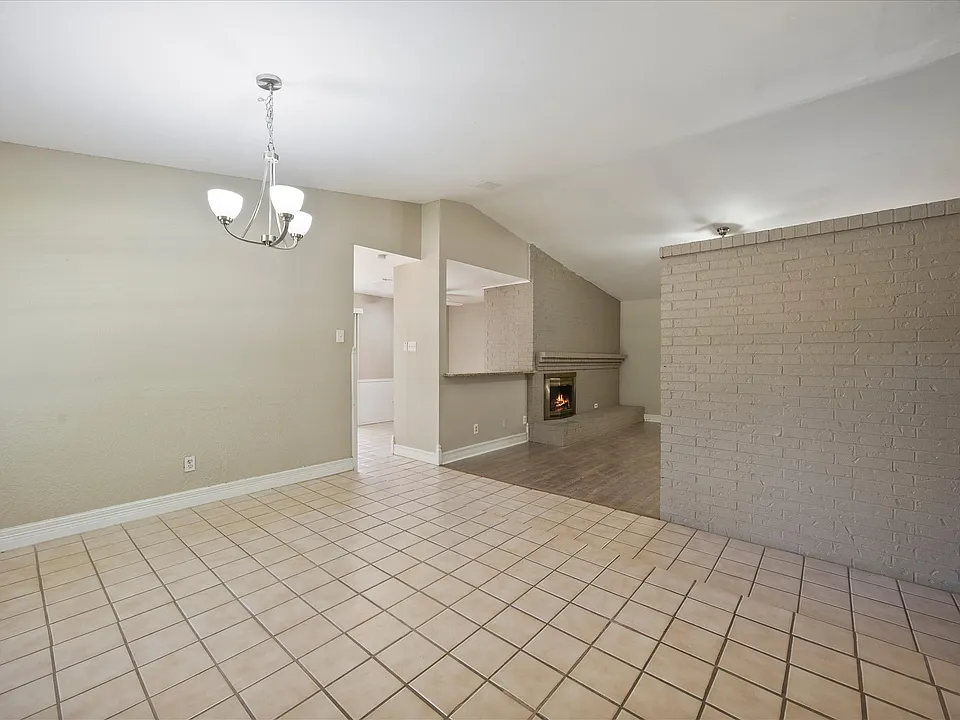 2413 Village Green Dr