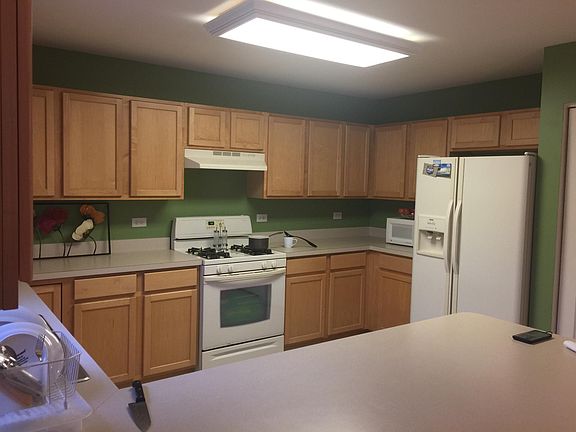 KITCHEN WITH APPLIANCES