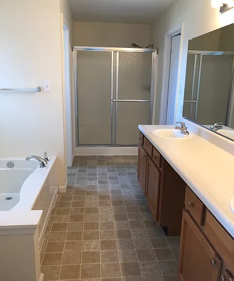 102 Martin Ct — Photo 3