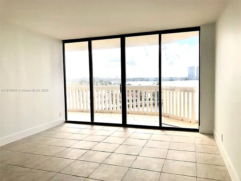 1000 W Island Blvd #712 — Photo 6