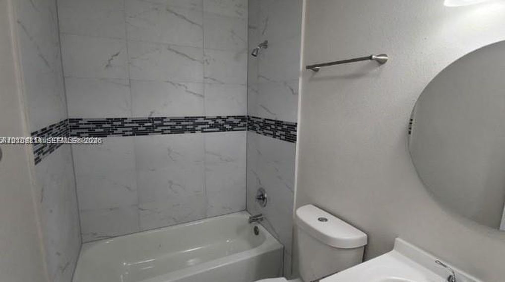 450 SW 2nd St #8, photo 3